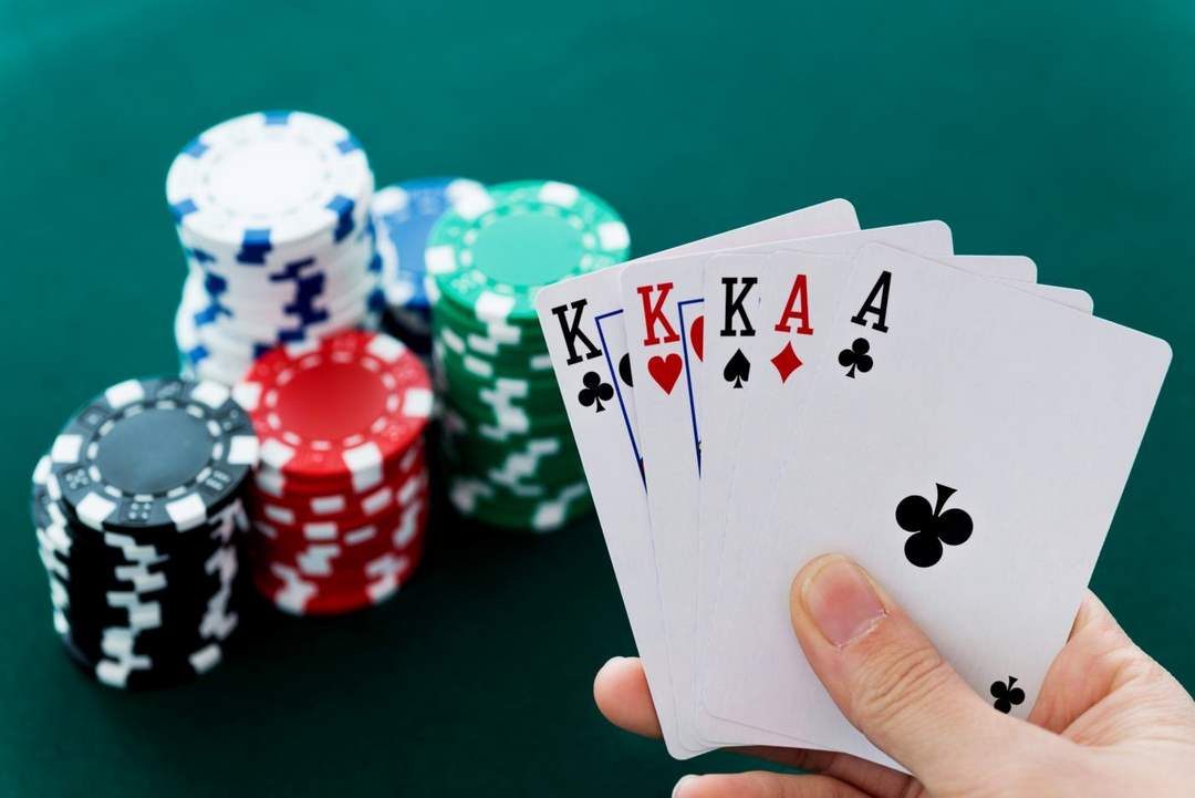 Poker là trò chơi yêu thích của Holiday Palace