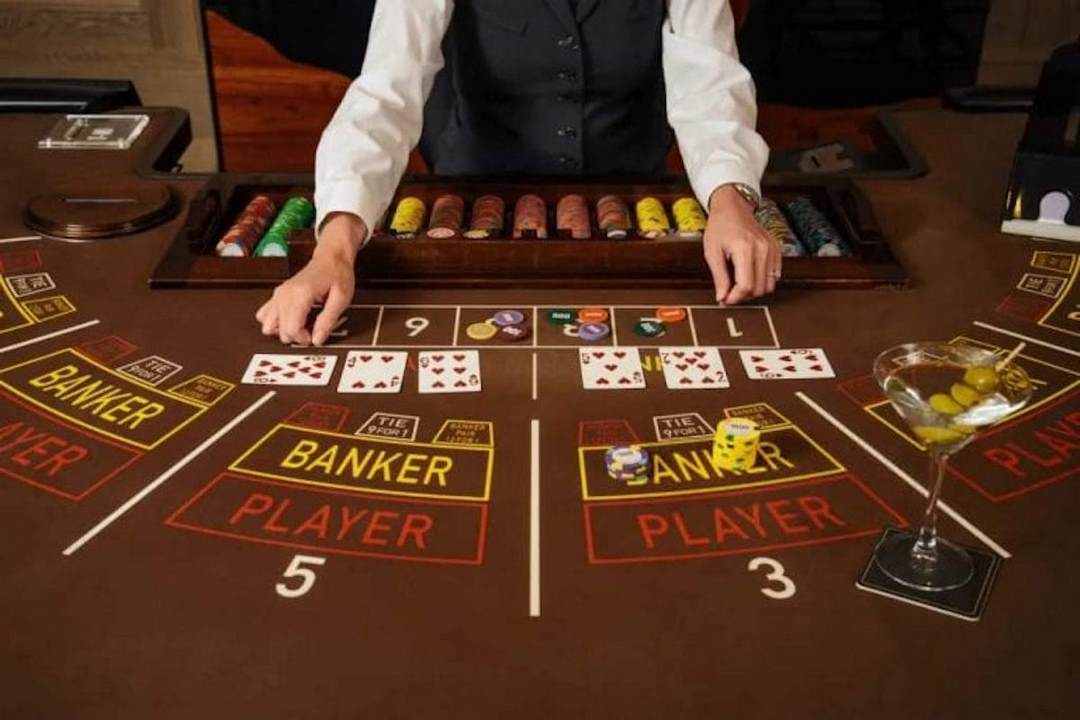 Baccarat bảo hiểm, mặc dù ra mắt khá gần đây, nhưng rất phổ biến trong thế giới bài.